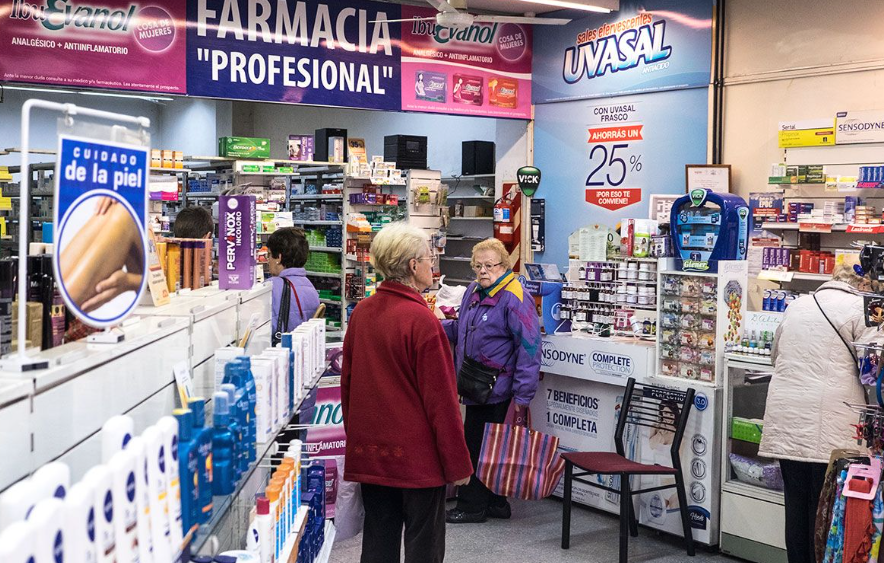 Farmacéuticos en guardia por el nuevo intento de liberar la venta de medicamentos fuera de las farmacias