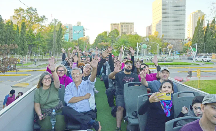 Bus turístico en Neuquén: comenzaron los paseos guiados para pacientes de salud mental