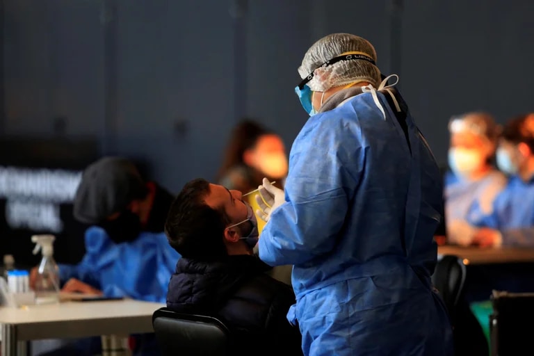 Los contagios siguen en descenso en la Argentina: las razones detrás de la caída del 21% en los casos de COVID