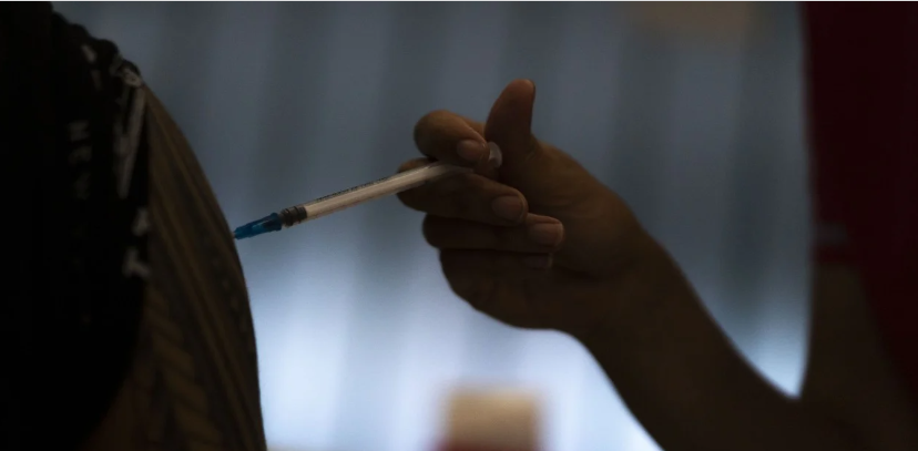 Covid-19: La mortalidad en mayores de 60 con 2 dosis triplica a la de los que tienen 3 dosis